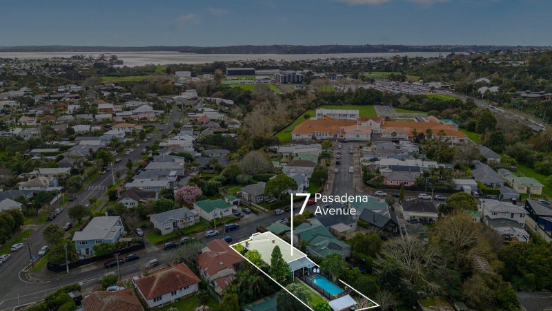 7 Pasadena Avenue, Point Chevalier, Auckland - Carousel 2