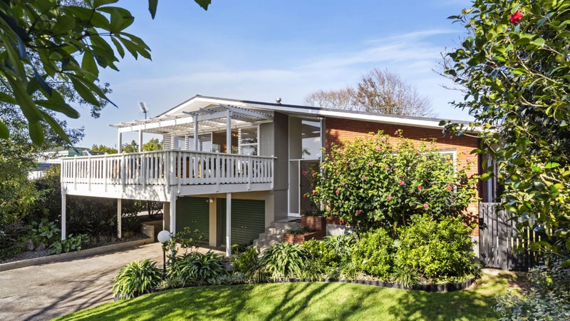 16 Barnhill Crescent, Pahurehure, Papakura - Carousel 1