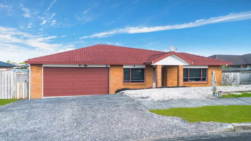 8 Eloise Place, Clendon Park, Auckland - Carousel 1