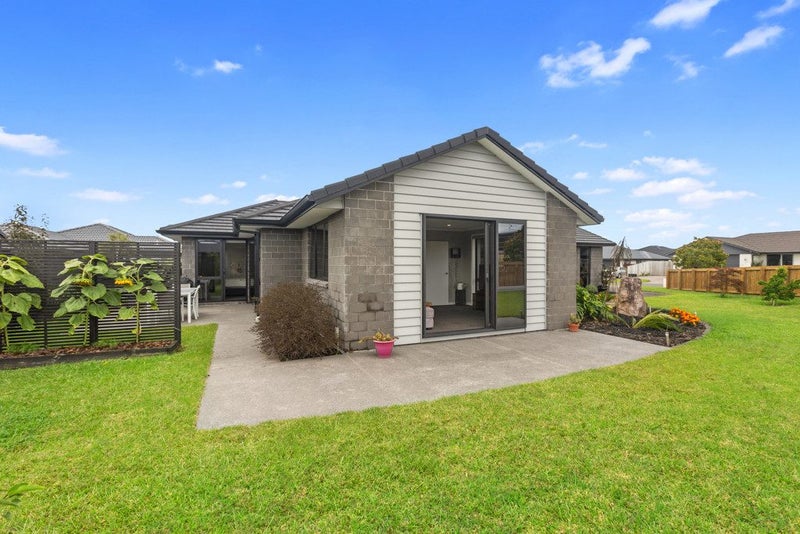 8 Cowell Crescent, Pyes Pa, Tauranga - Carousel 1