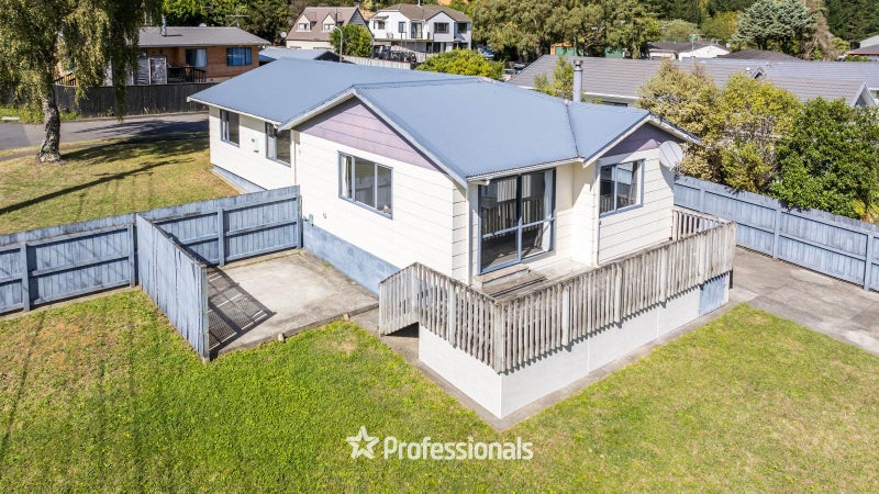 1 Monarch Grove, Maoribank, Upper Hutt - Carousel 1