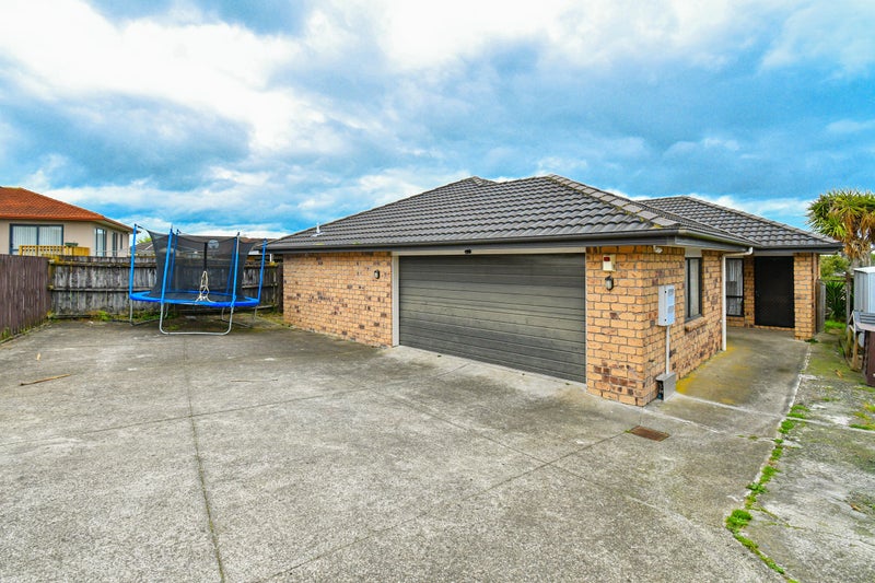 11 Derryveagh Lane, Weymouth, Auckland - Carousel 1