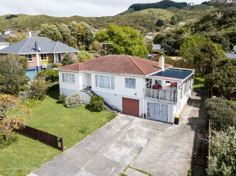 4 Huia Street, Tawa, Wellington - Carousel 2