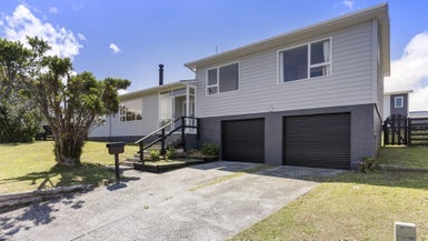 5 Cheyne Walk, Newlands, Wellington - Carousel 1