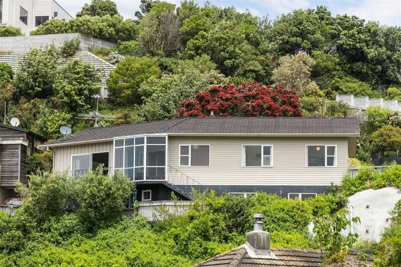 2 Southern Cross Crescent, Island Bay, Wellington - Carousel 1