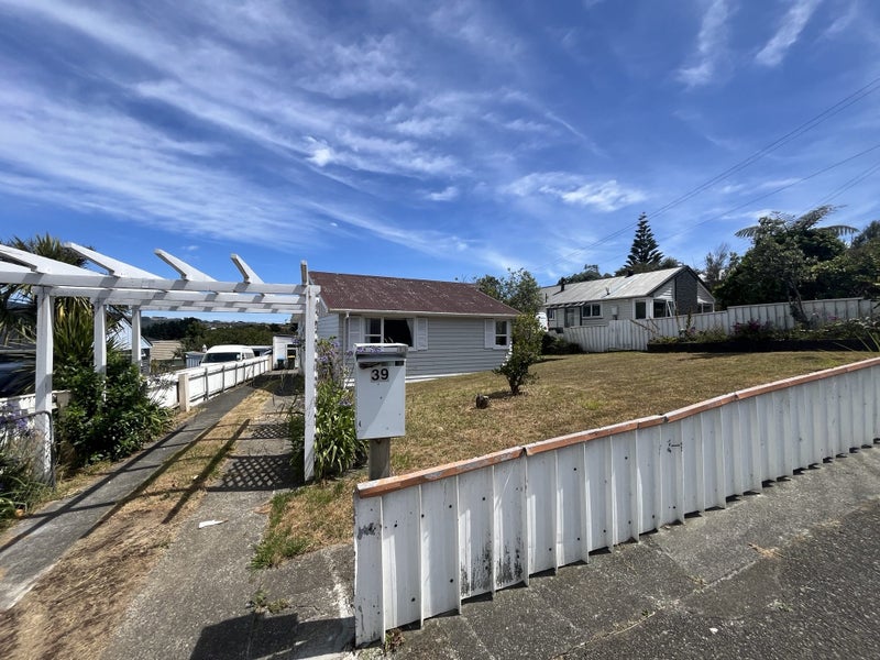 39 Fantame Street, Cannons Creek, Porirua - Carousel 1