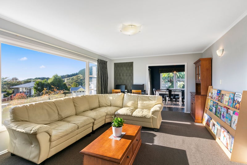 76 Raroa Terrace, Tawa, Wellington - Carousel 2