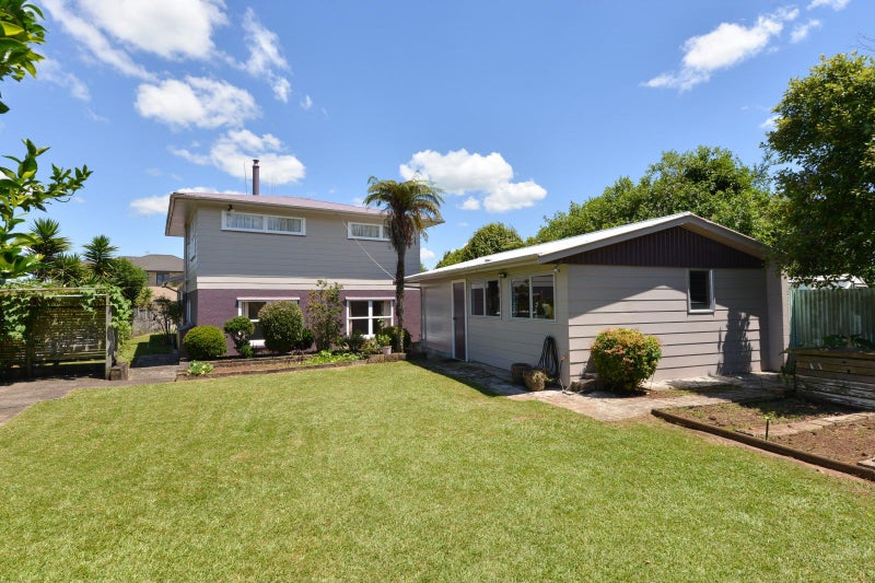 38 Deanwell Avenue, Deanwell, Hamilton - Carousel 2