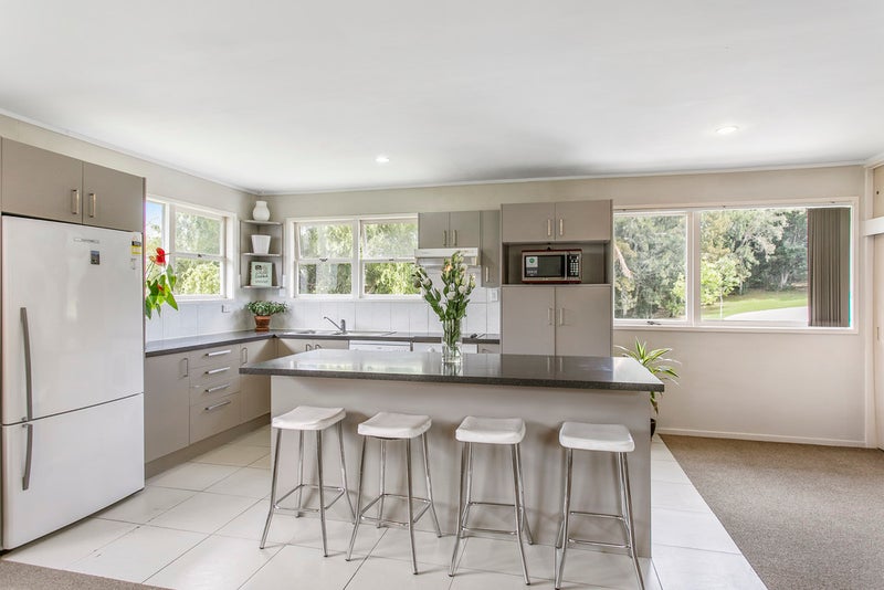 12 Heather Place, Sunnynook, Auckland - Carousel 2