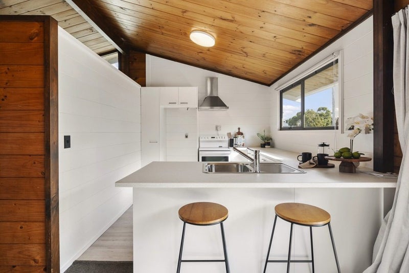 5 Arahanga Grove, Maupuia, Wellington - Carousel 2