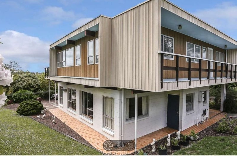 28 Cyclarama Crescent, Massey, Auckland - Carousel 2