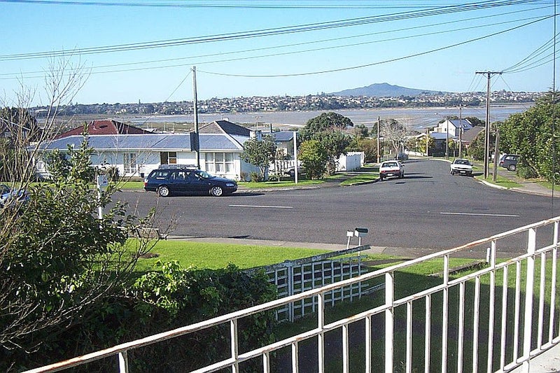 1/72 Sylvan Avenue, Northcote, Auckland - Carousel 1