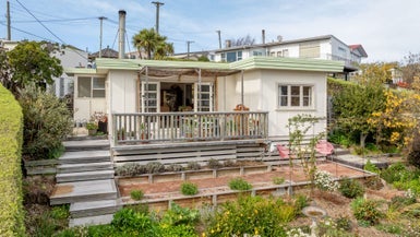 39 Ranui Crescent, Lyttelton - Carousel 1