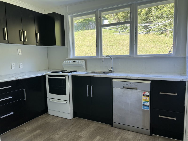 9 Berkshire Grove, Cannons Creek, Porirua - Carousel 1