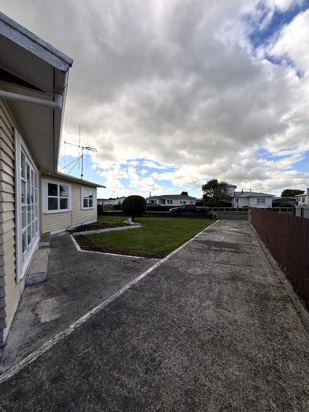 10 Charles Cross Street, Longburn, Palmerston North - Carousel 11
