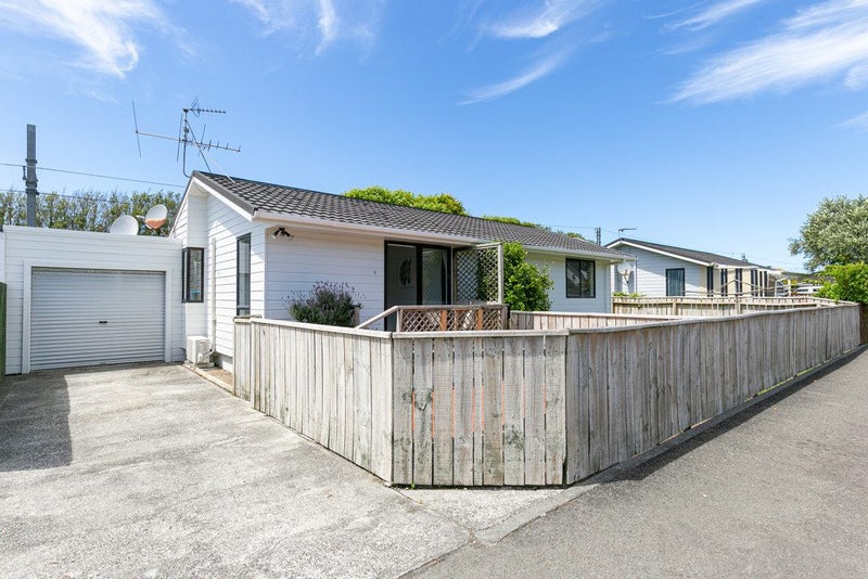 9 Rawson Street, Tawa, Wellington - Carousel 1