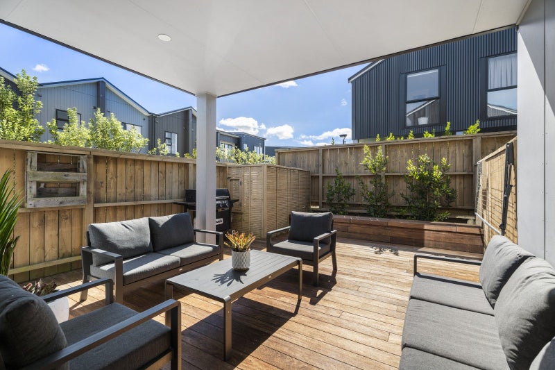 31 Pukewhero Rise, Westgate, Auckland - Carousel 1