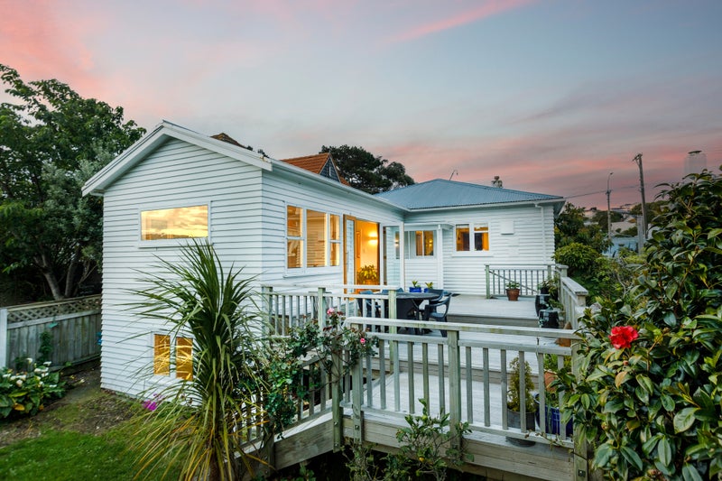 520 Broadway, Strathmore Park, Wellington - Carousel 1