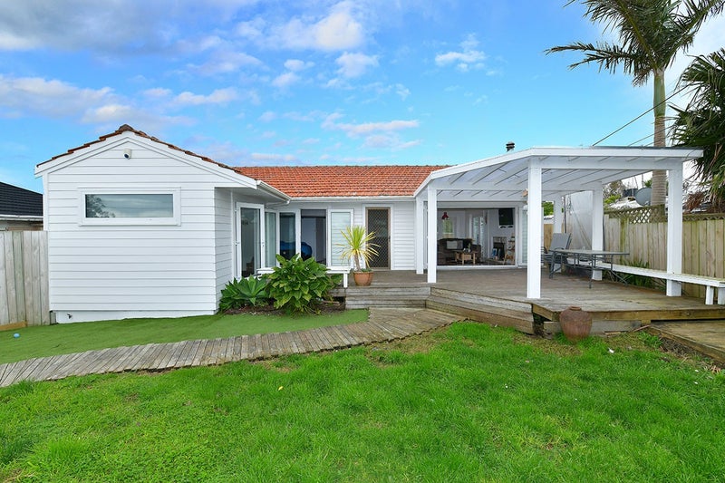 906 East Coast Road, Northcross, Auckland - Carousel 1
