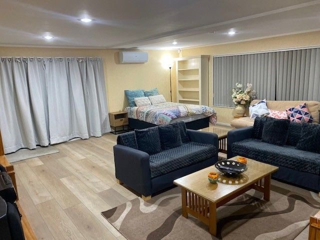 13 Hueglow Rise, West Harbour, Auckland - Carousel 1