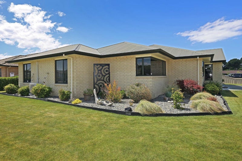 205 Frimley Oaks, Frimley, Hastings - Carousel 2