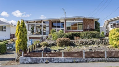11 St Edmund Crescent, Tawa, Wellington - Carousel 1