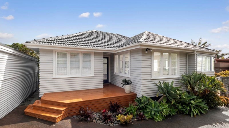 13 Cliff View Drive, Green Bay, Auckland - Carousel 1