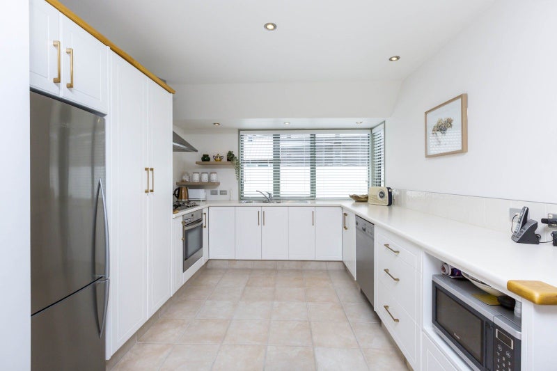 2A Vernon Grove, Brown Owl, Upper Hutt - Carousel 2