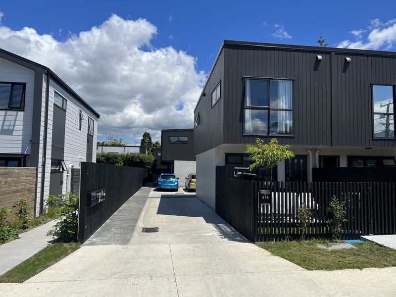 6/2 Stokes Avenue, Te Atatu Peninsula, Auckland - Carousel 1