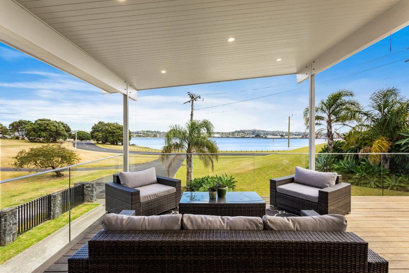 17 Kiwi Esplanade, Mangere Bridge, Auckland - Carousel 2