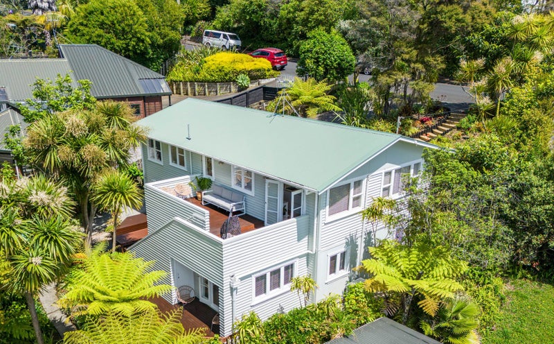 11 Fairmount Road, Titirangi, Auckland - Carousel 1