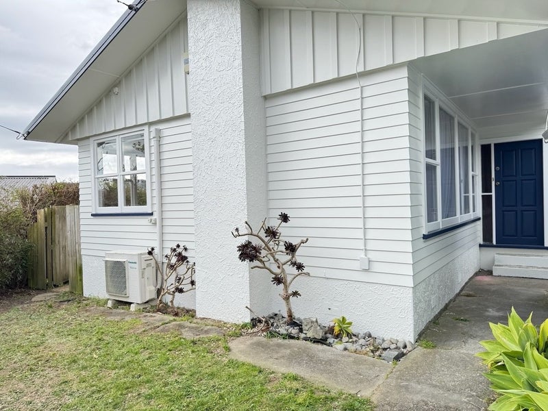 16 Beazley Avenue, Paparangi, Wellington - Carousel 2