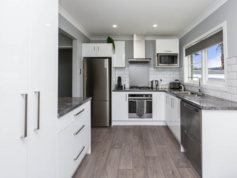 2/15 LANE Street, Wallaceville, Upper Hutt - Carousel 2