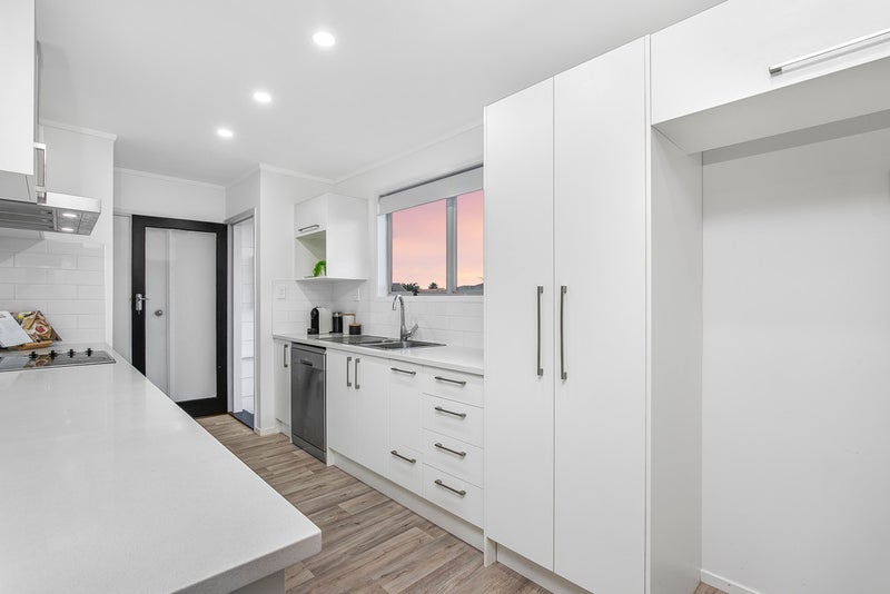 8 Becker Drive, Weymouth, Auckland - Carousel 2