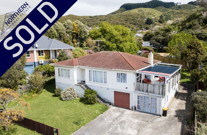 4 Huia Street, Tawa, Wellington - Carousel 1