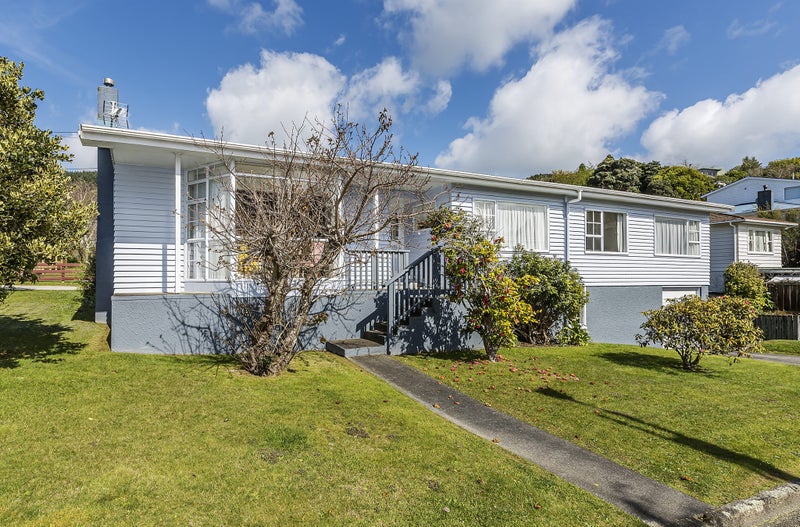 4 Pembroke Street, Tawa, Wellington - Carousel 1