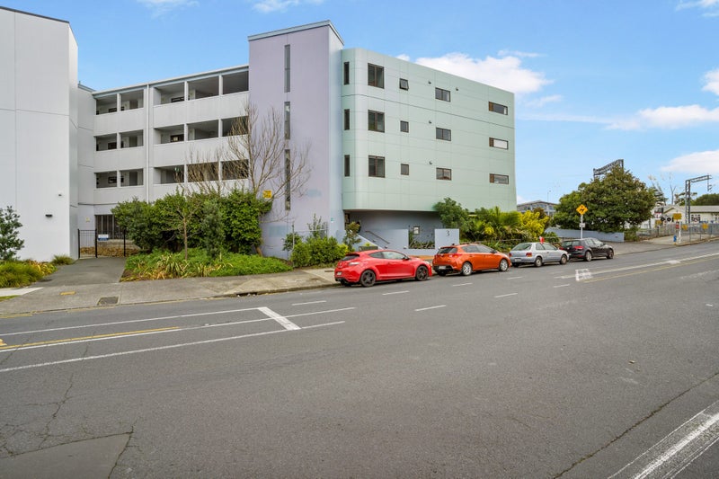 211/3 Morningside Drive, St Lukes, Auckland - Carousel 2
