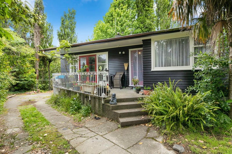 21 Jocelyn Crescent, Pinehaven, Upper Hutt - Carousel 1