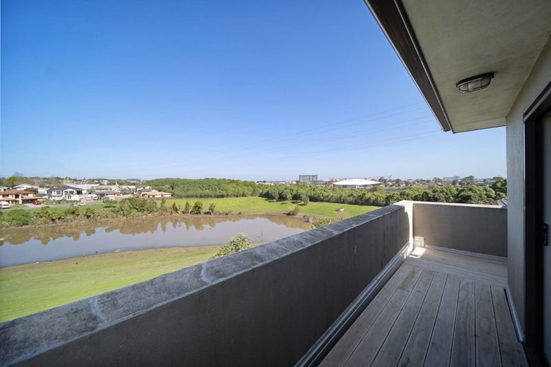 20 Fairchild Avenue, Goodwood Heights, Auckland - Carousel 2