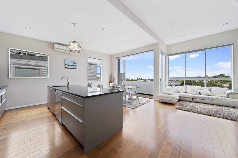 5/8 Wilk Lane, Browns Bay, Auckland - Carousel 1