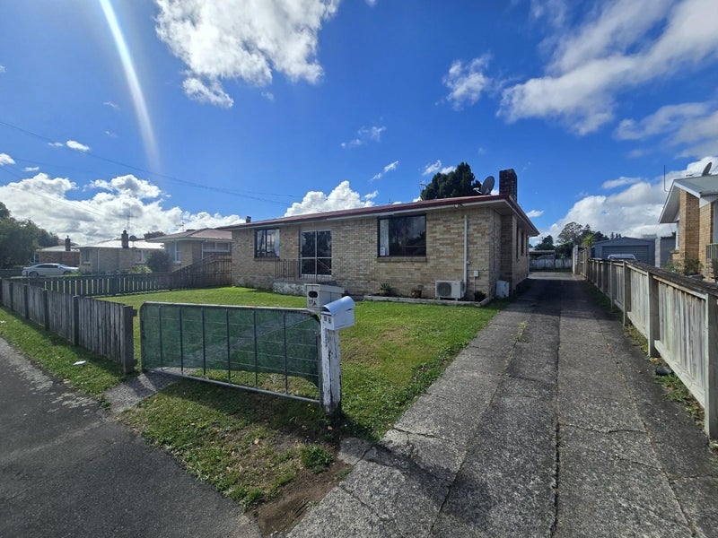 17 Liston Crescent, Hillcrest, Hamilton - Carousel 1