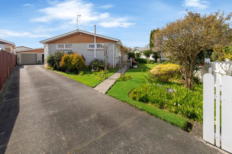 16 Anglesey Place, Awapuni, Palmerston North - Carousel 1