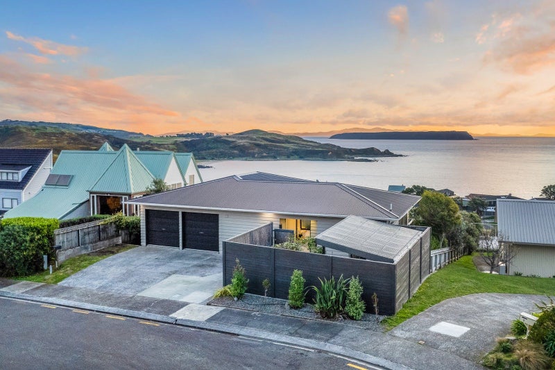 7 Tregear Place, Camborne, Porirua - Carousel 2