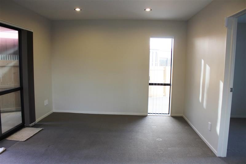 18 Benygloe Place, Highland Park, Auckland - Carousel 2