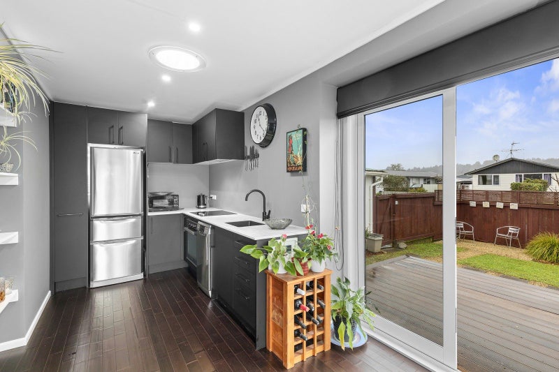 2/1 Harvard Grove, Totara Park, Upper Hutt - Carousel 2