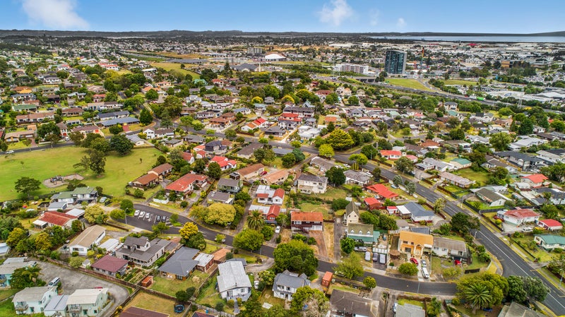 8 Courant Place, Clover Park, Auckland - Carousel 20