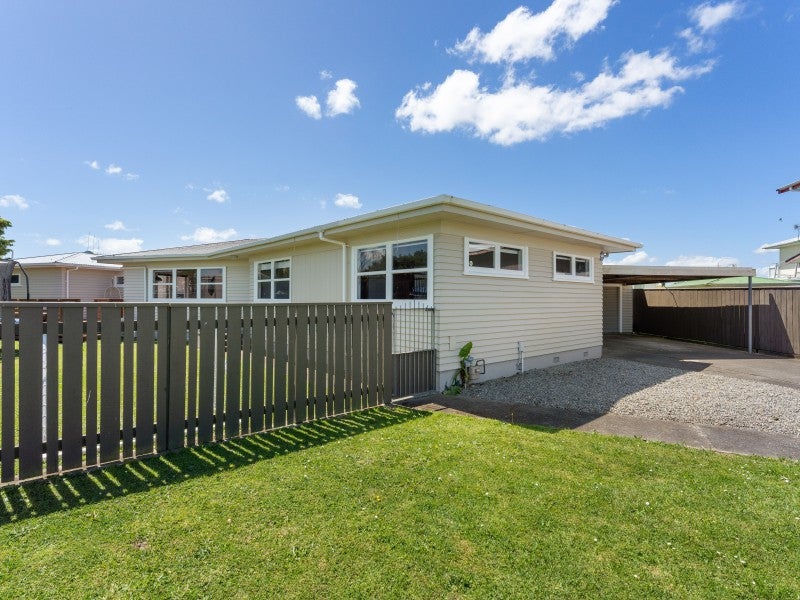 8 Essex Place, Milson, Palmerston North - Carousel 2
