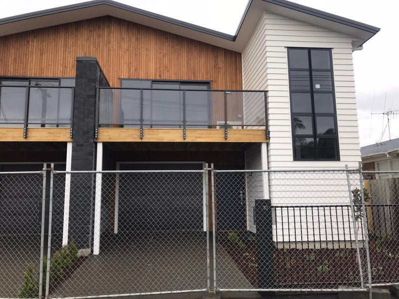 1/10 Charlemont Street, Whitiora, Hamilton - Carousel 1