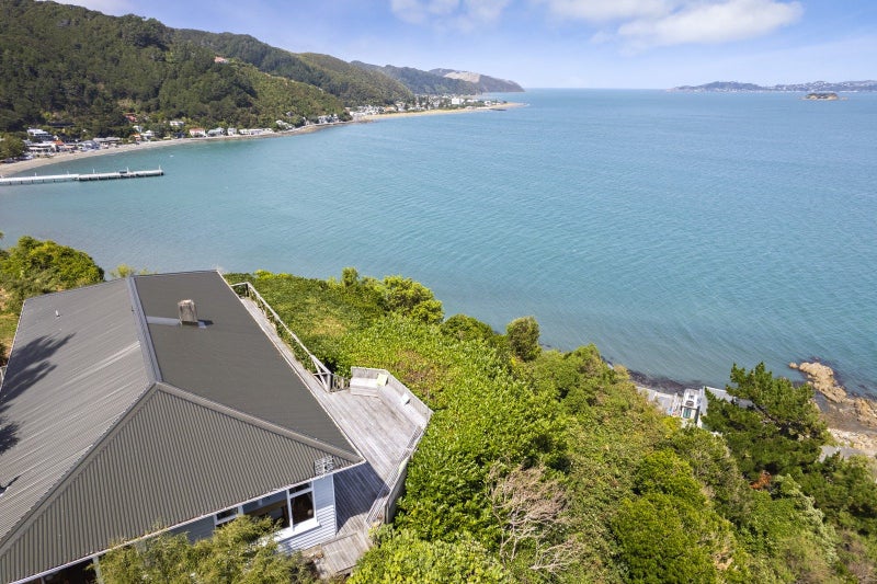 39 Ferry Road, Days Bay, Lower Hutt - Carousel 1