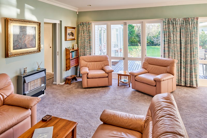 20 Whites Line West, Woburn, Lower Hutt - Carousel 22